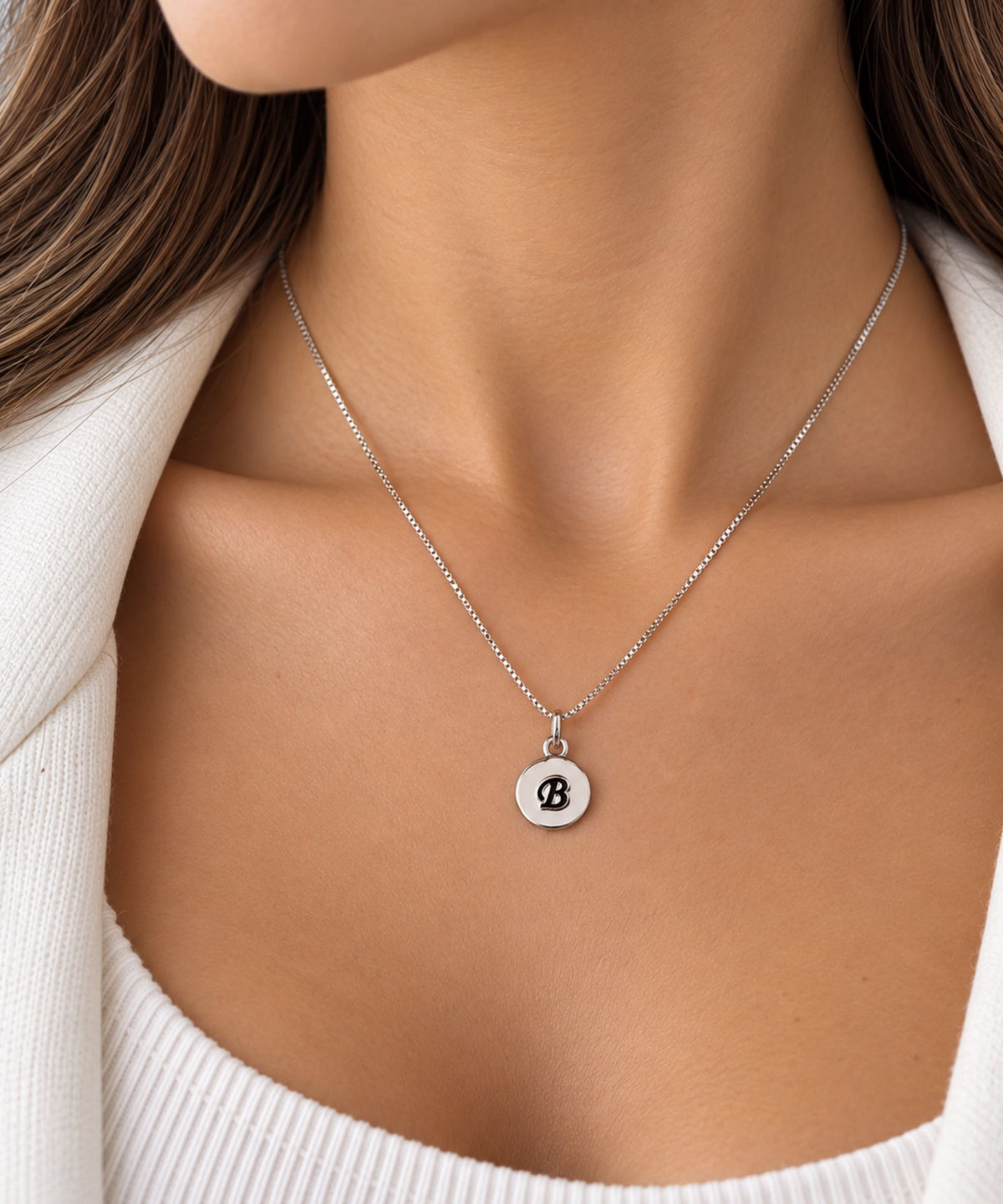 Collar Medalla Inicial “B” – Un Detalle que Habla de Ti